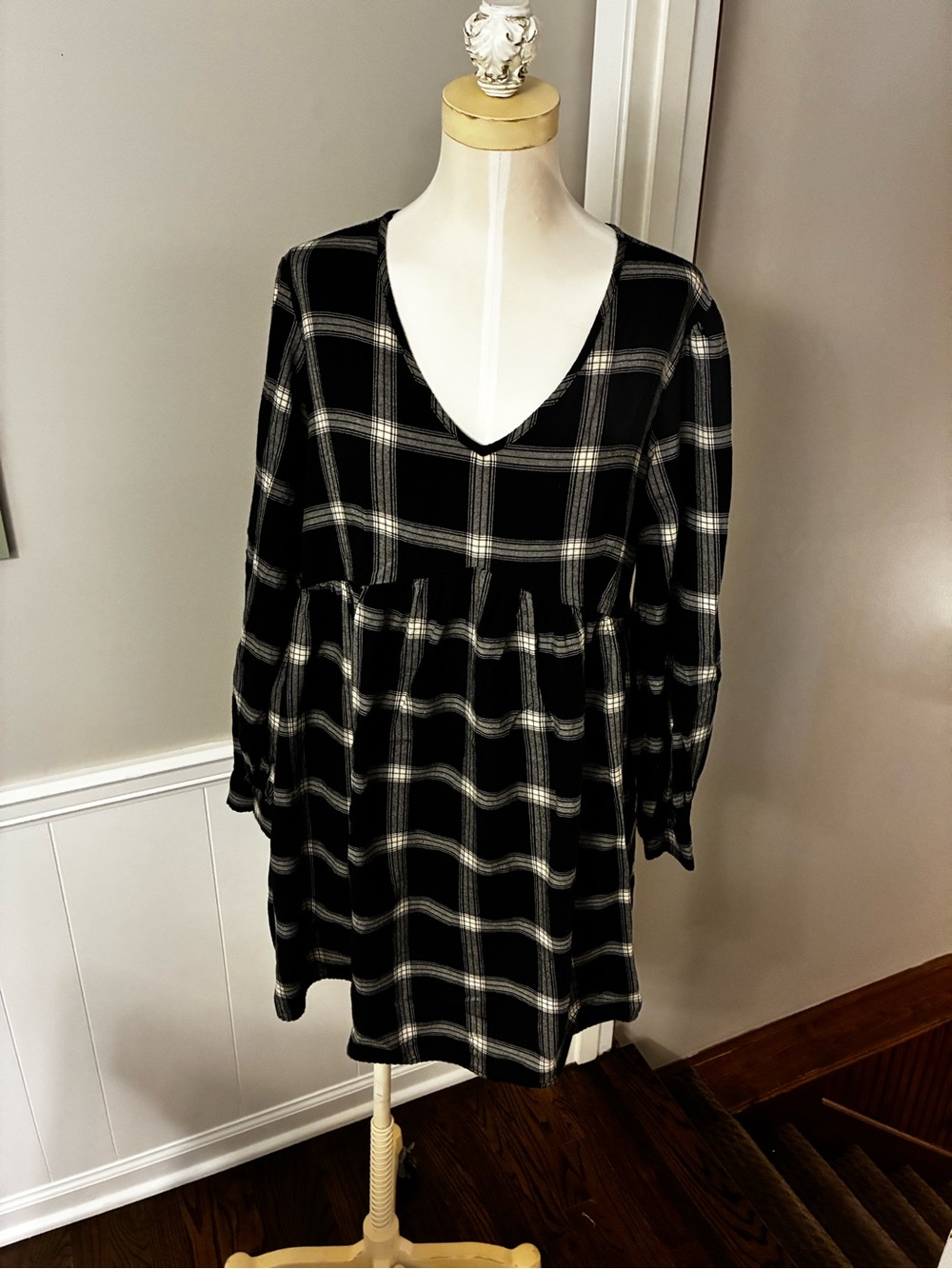 Knox Rose Black and White Plaid Long Sleeve Tiered V-Neck Dress